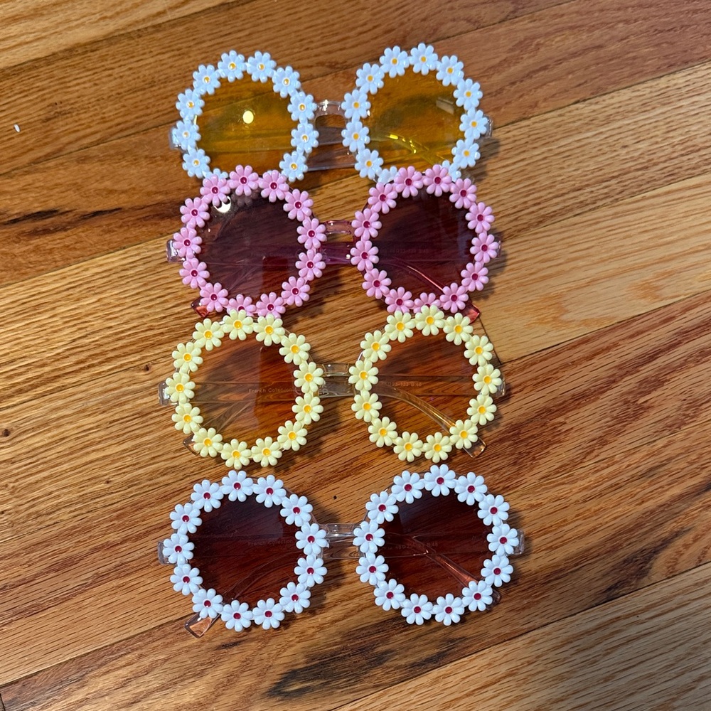 Floral Sunglasses Set with Daisy Accents